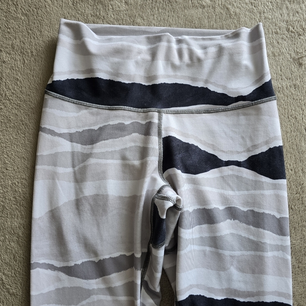 Lululemon True Self Crop Bleacher Stripe White Black - Picture 3 of 12